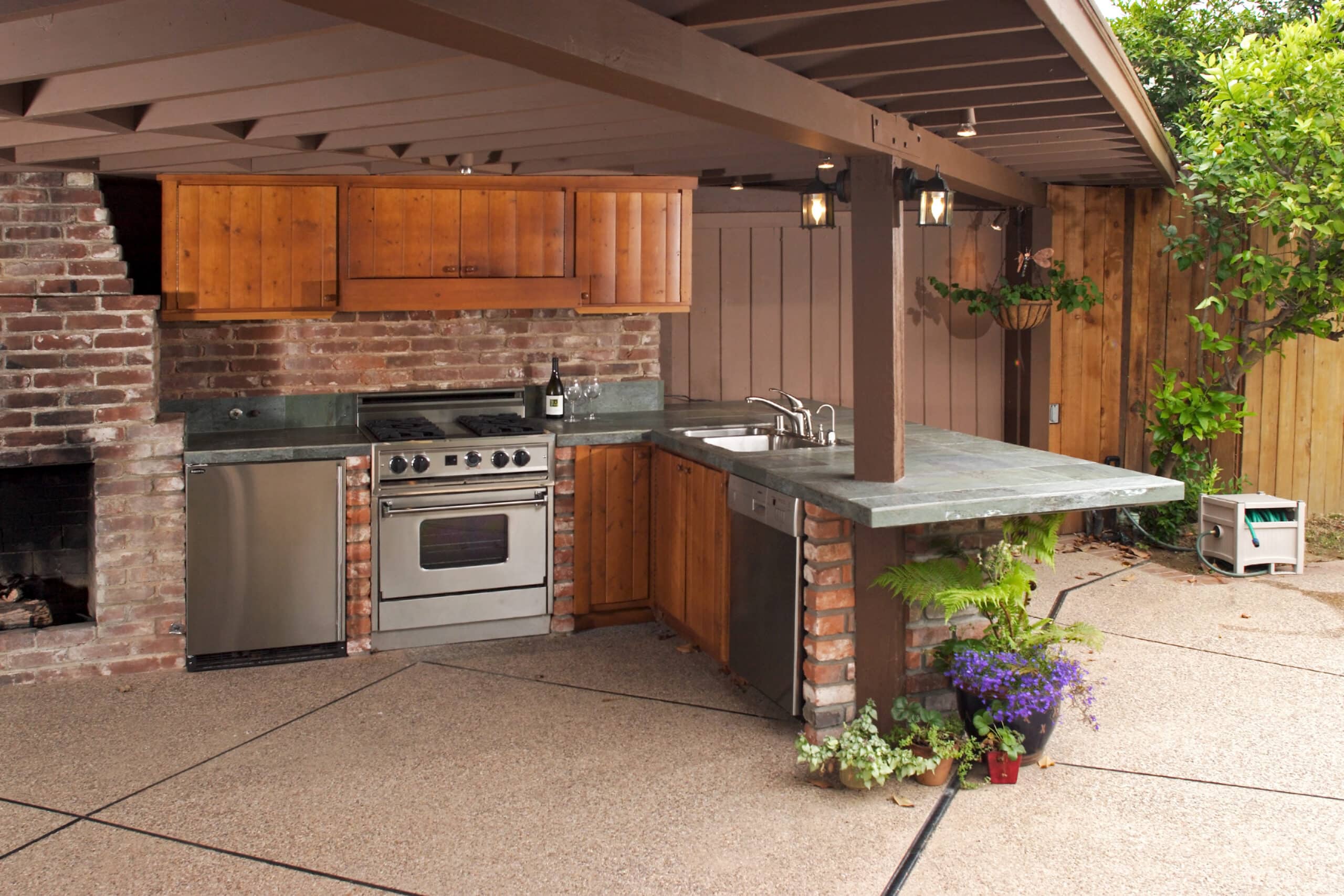 Outdoor,Modern,Kitchen,That,Has,Been,Freshly,Remodeled